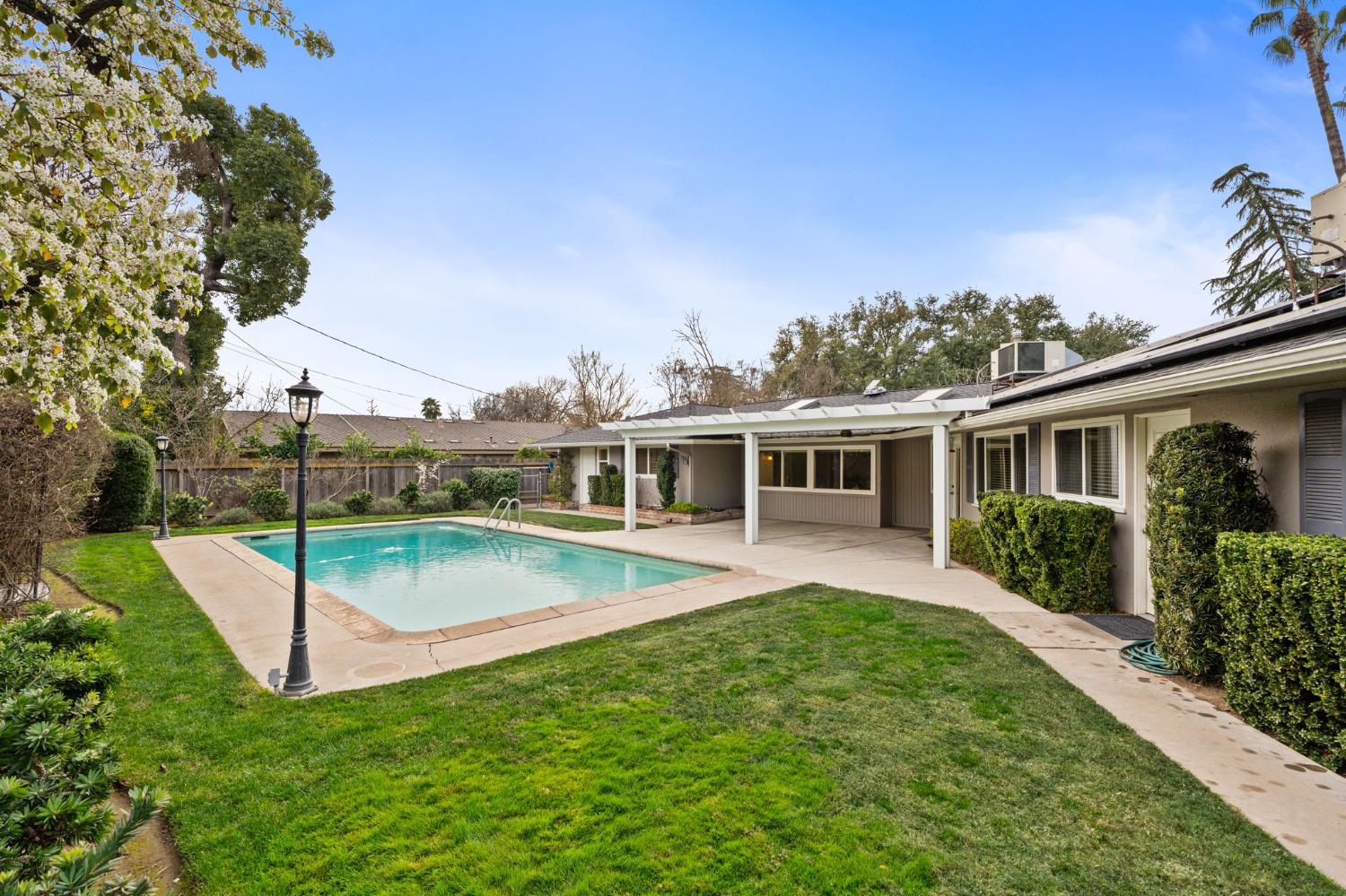 5662 N Thorne Ave, Fresno, CA 93711