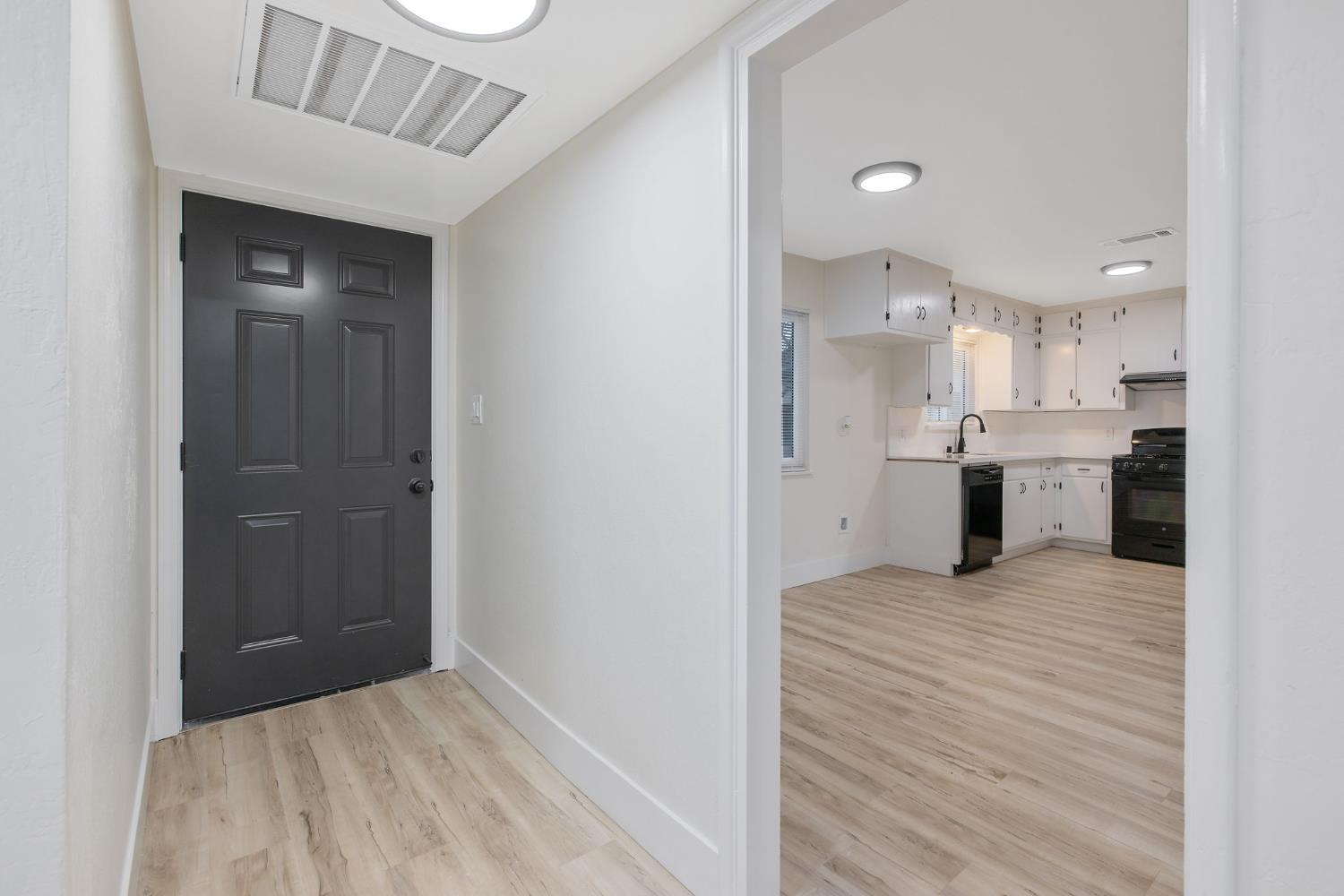 697 E Scott Ave, Fresno, CA 93710