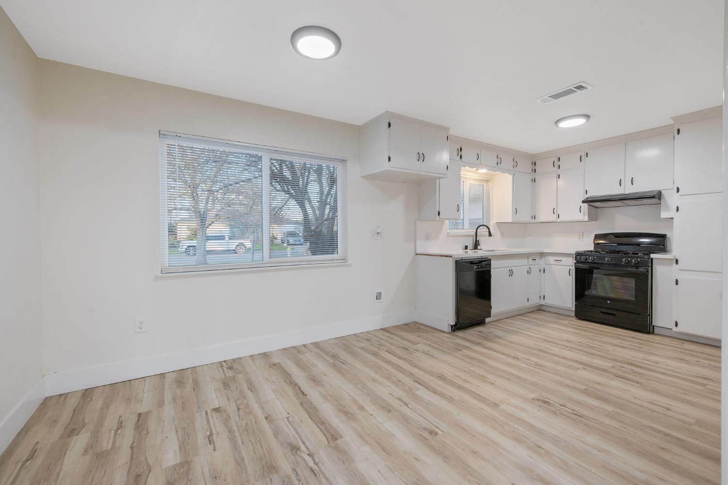 697 E Scott Ave, Fresno, CA 93710