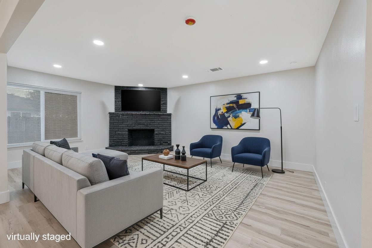 697 E Scott Ave, Fresno, CA 93710