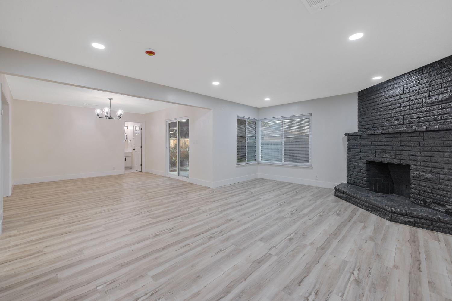 697 E Scott Ave, Fresno, CA 93710