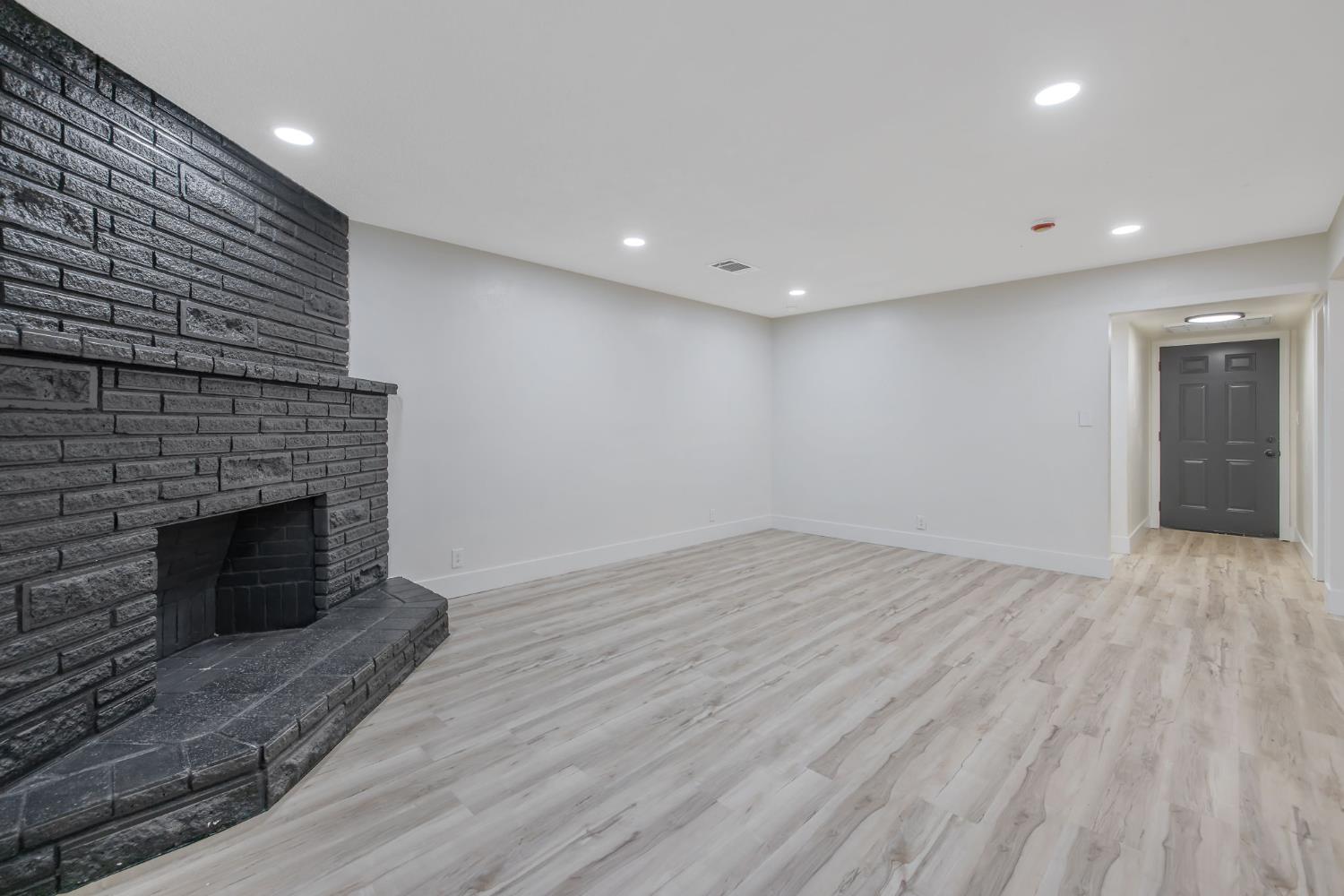 697 E Scott Ave, Fresno, CA 93710