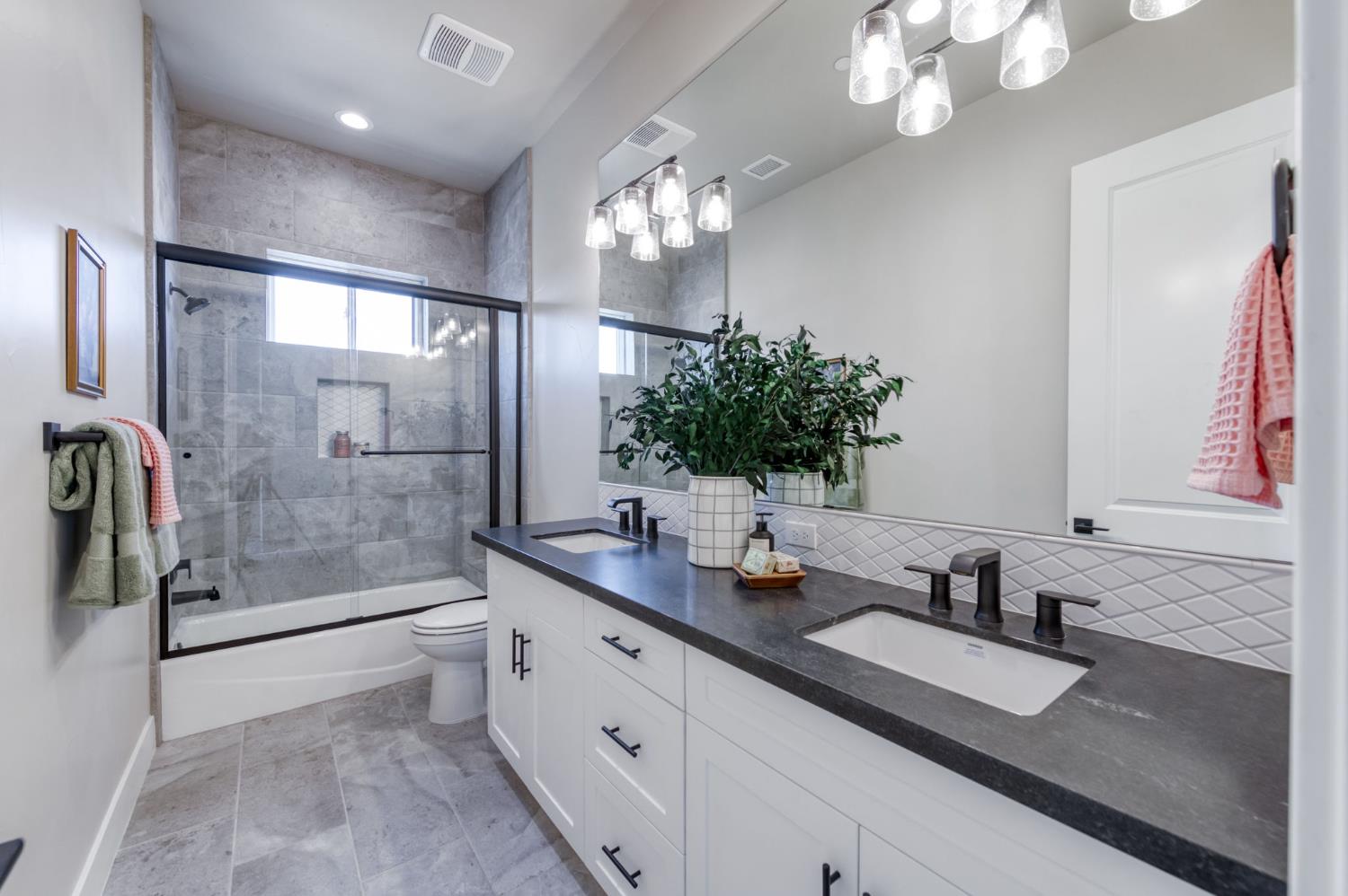 2873 E Beech Tree Dr, Fresno, CA 93730