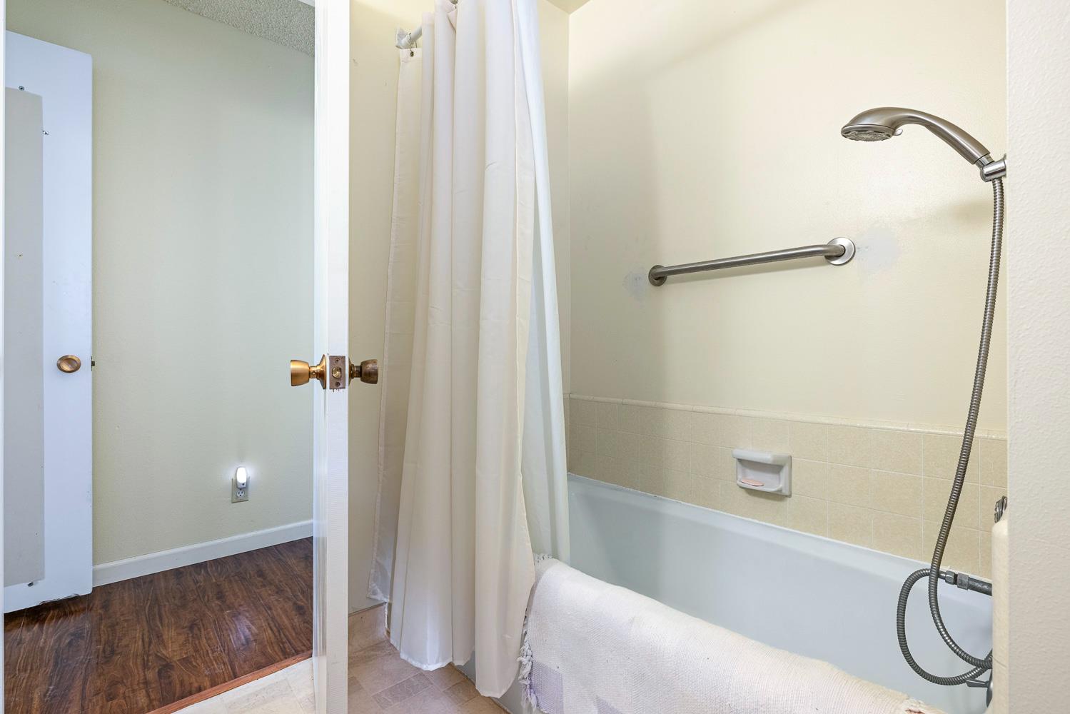 6647 N Anna St, Fresno, CA 93710