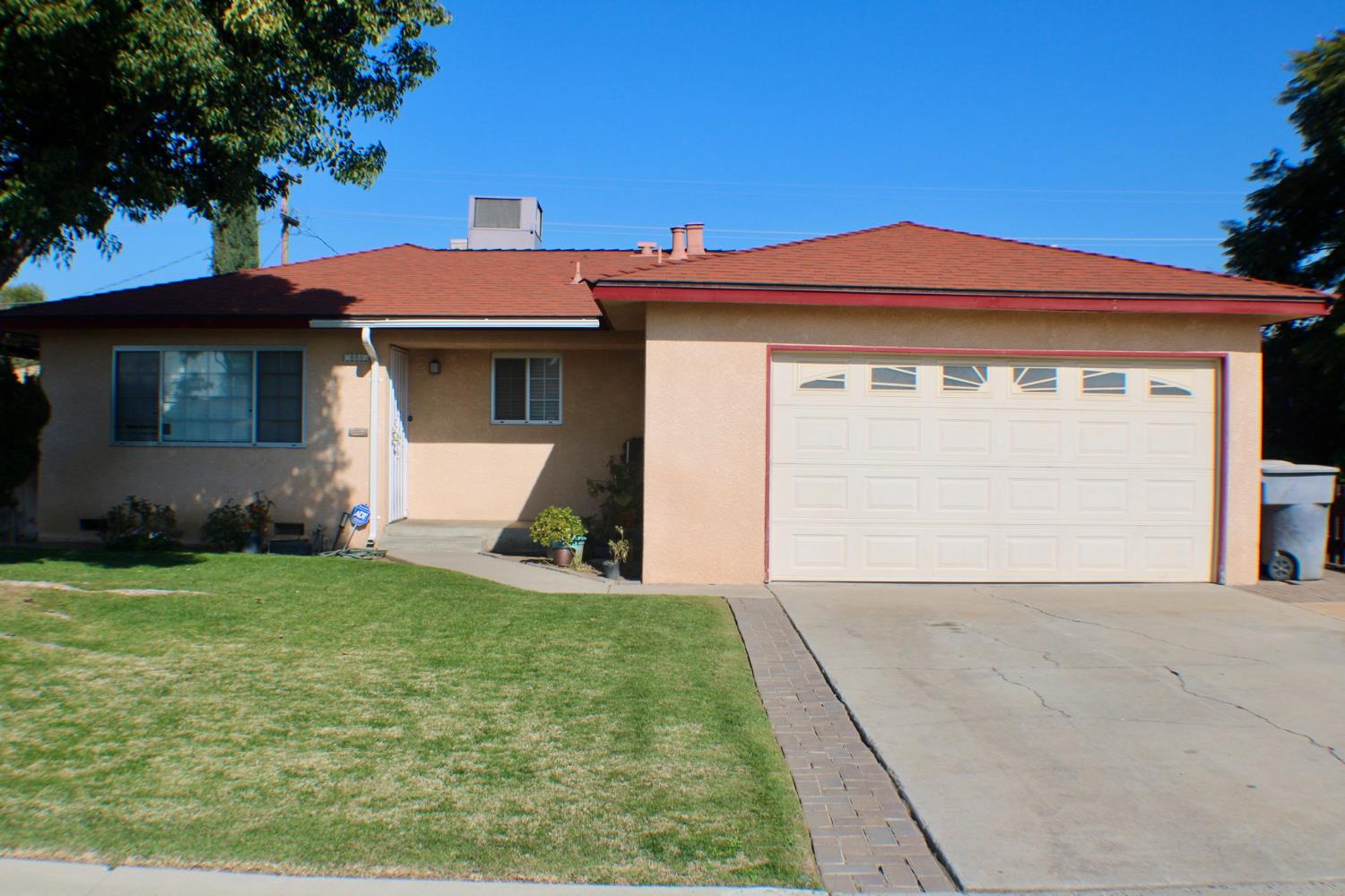 881 W Rialto Ave, Clovis, CA 93612