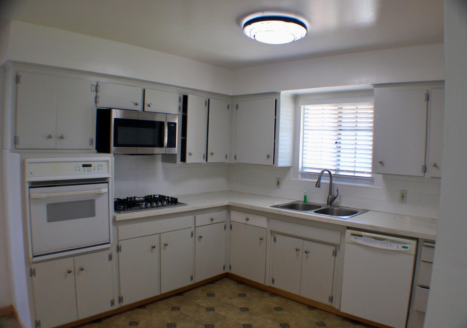 881 W Rialto Ave, Clovis, CA 93612