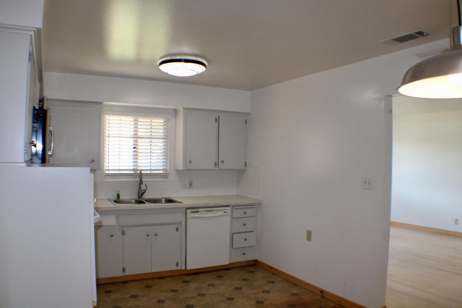 881 W Rialto Ave, Clovis, CA 93612