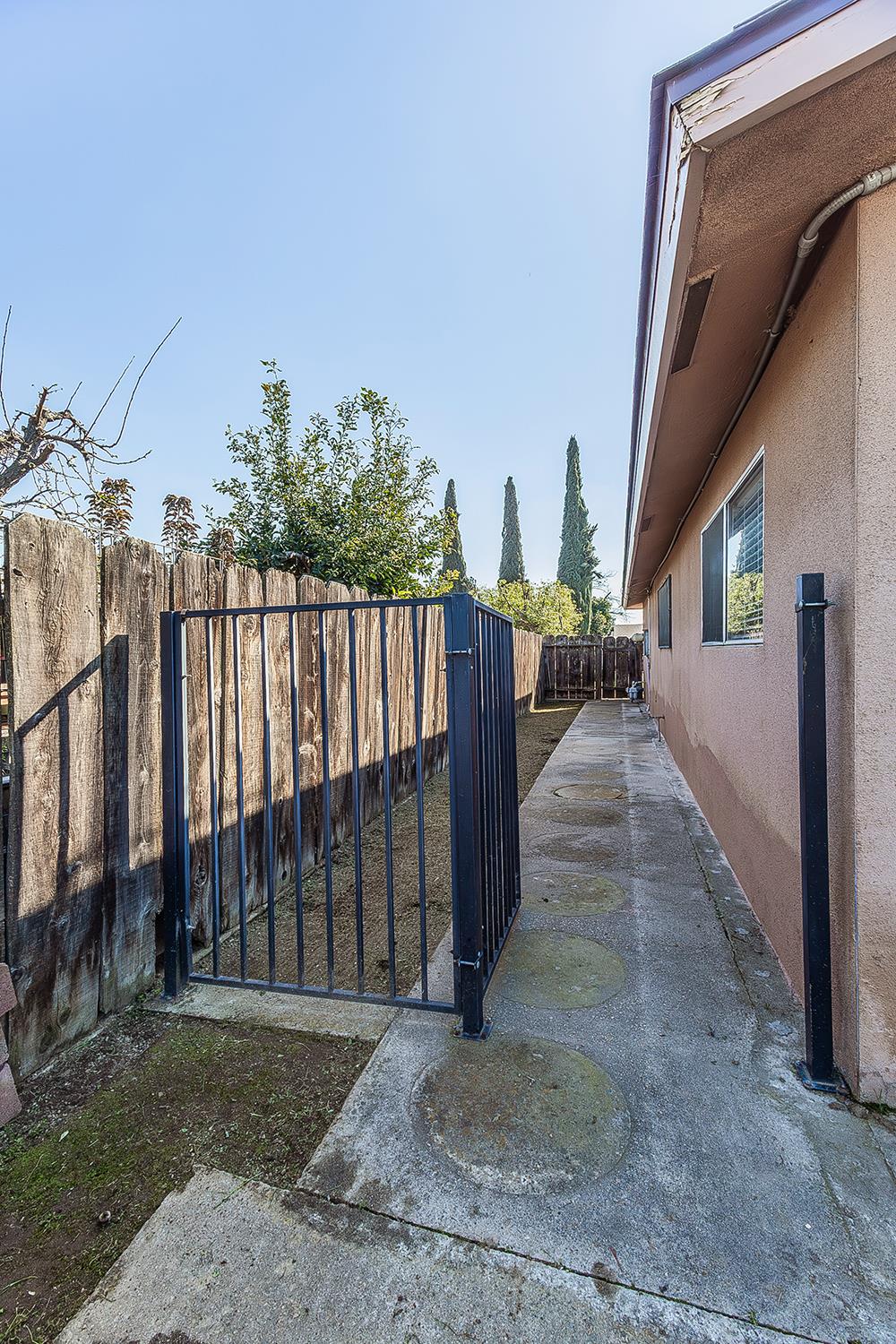 1064 E Early Ave, Reedley, CA 93654