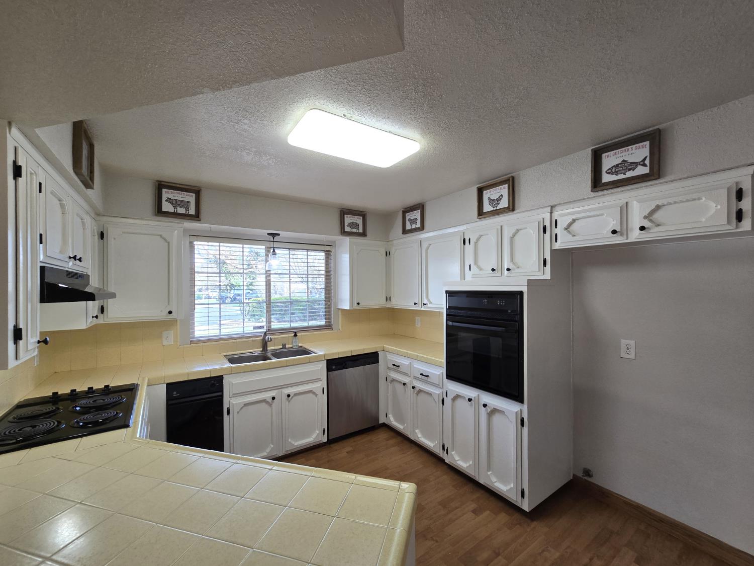 1584 Laverne Ave, Clovis, CA 93611