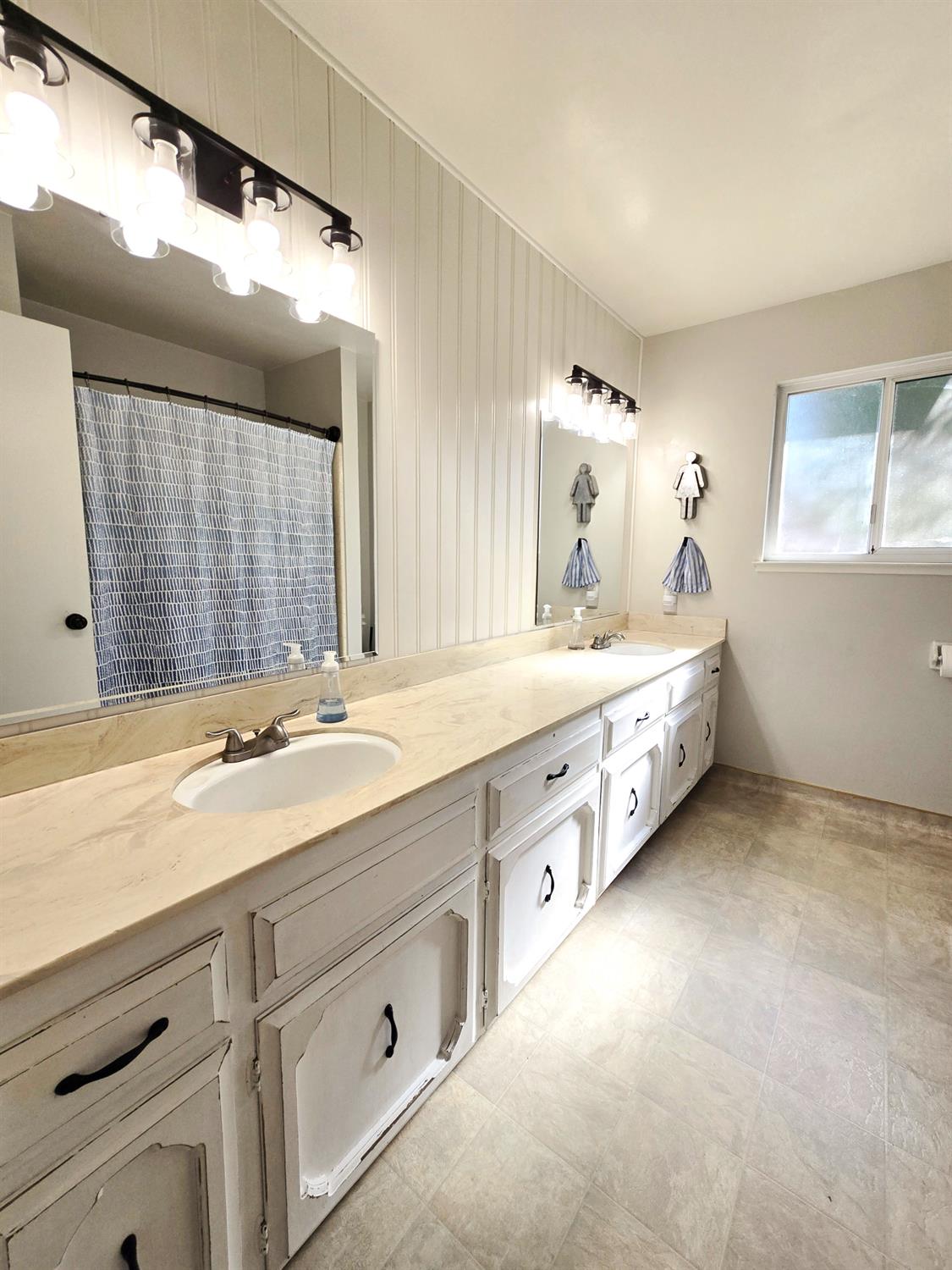 1584 Laverne Ave, Clovis, CA 93611