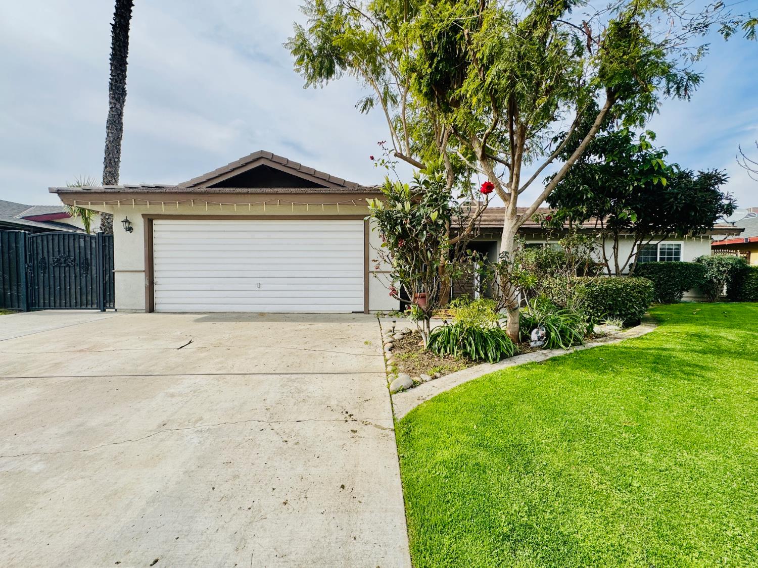 2415 Bladen St, Bakersfield, CA 93309