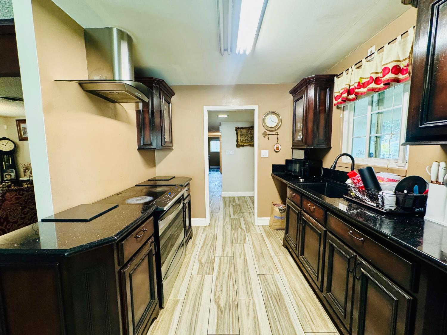 2415 Bladen St, Bakersfield, CA 93309