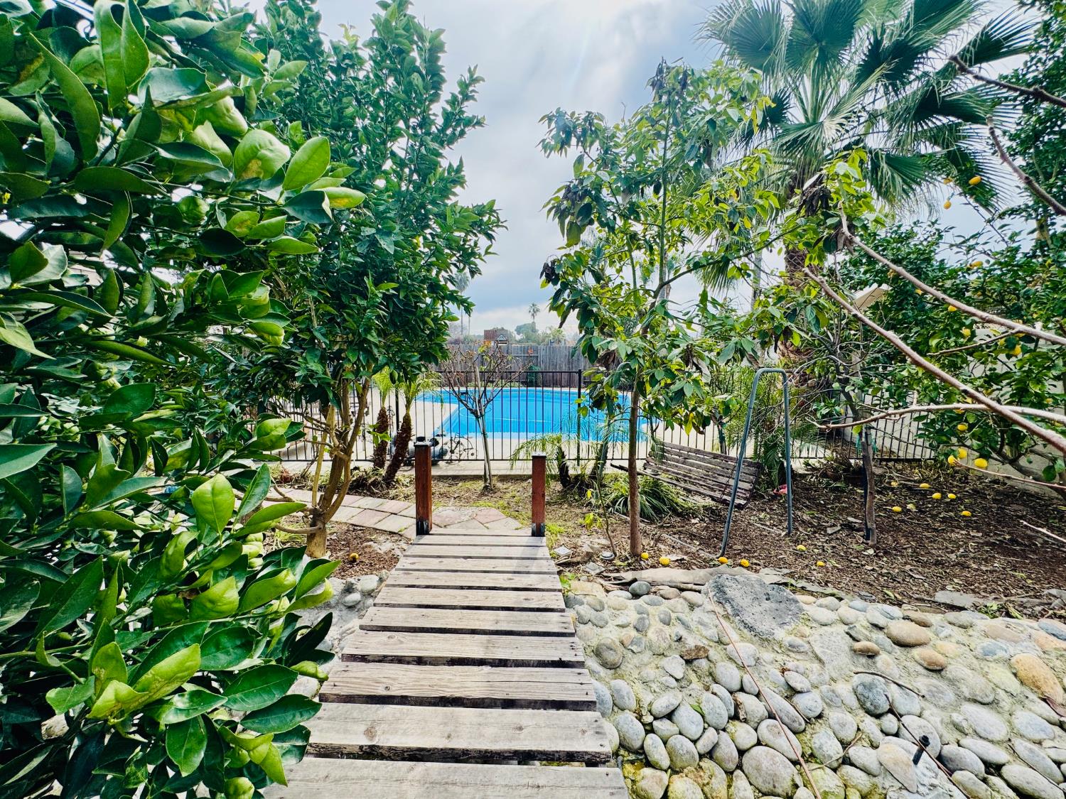 2415 Bladen St, Bakersfield, CA 93309