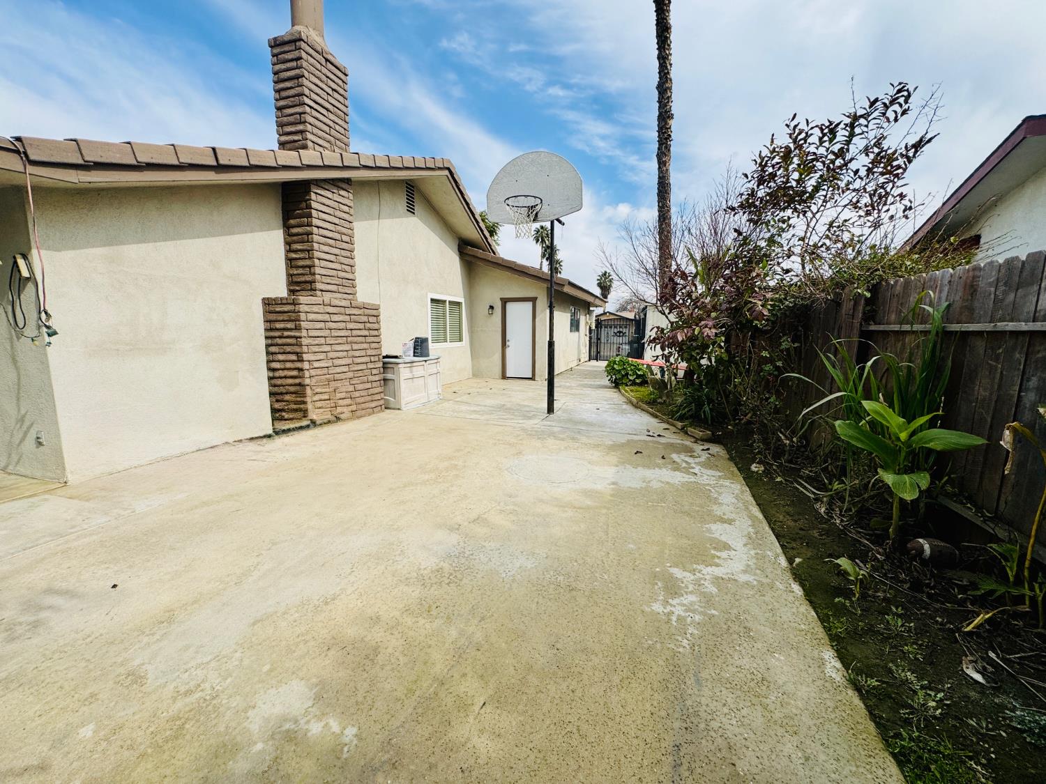 2415 Bladen St, Bakersfield, CA 93309