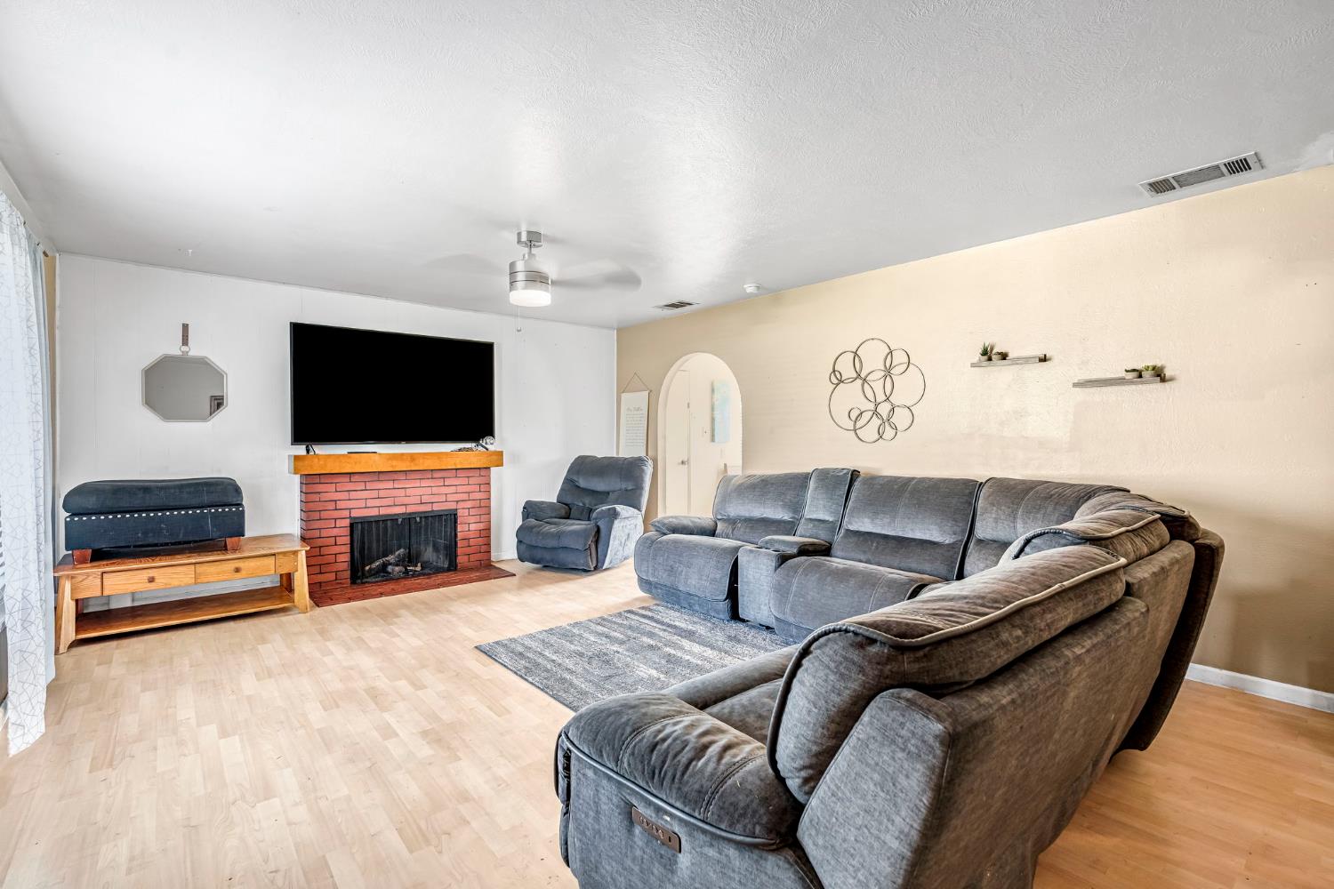 4560 E Cambridge Ave, Fresno, CA 93703