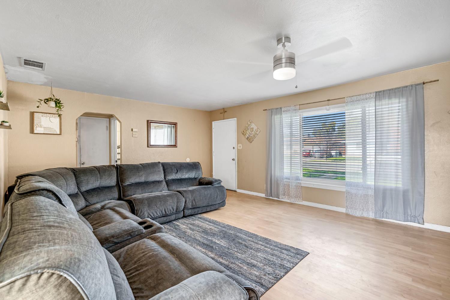 4560 E Cambridge Ave, Fresno, CA 93703