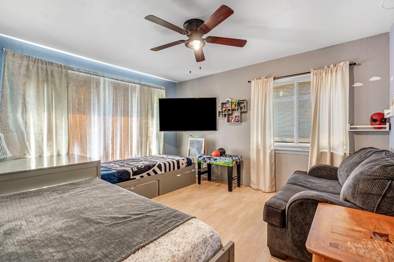 4560 E Cambridge Ave, Fresno, CA 93703