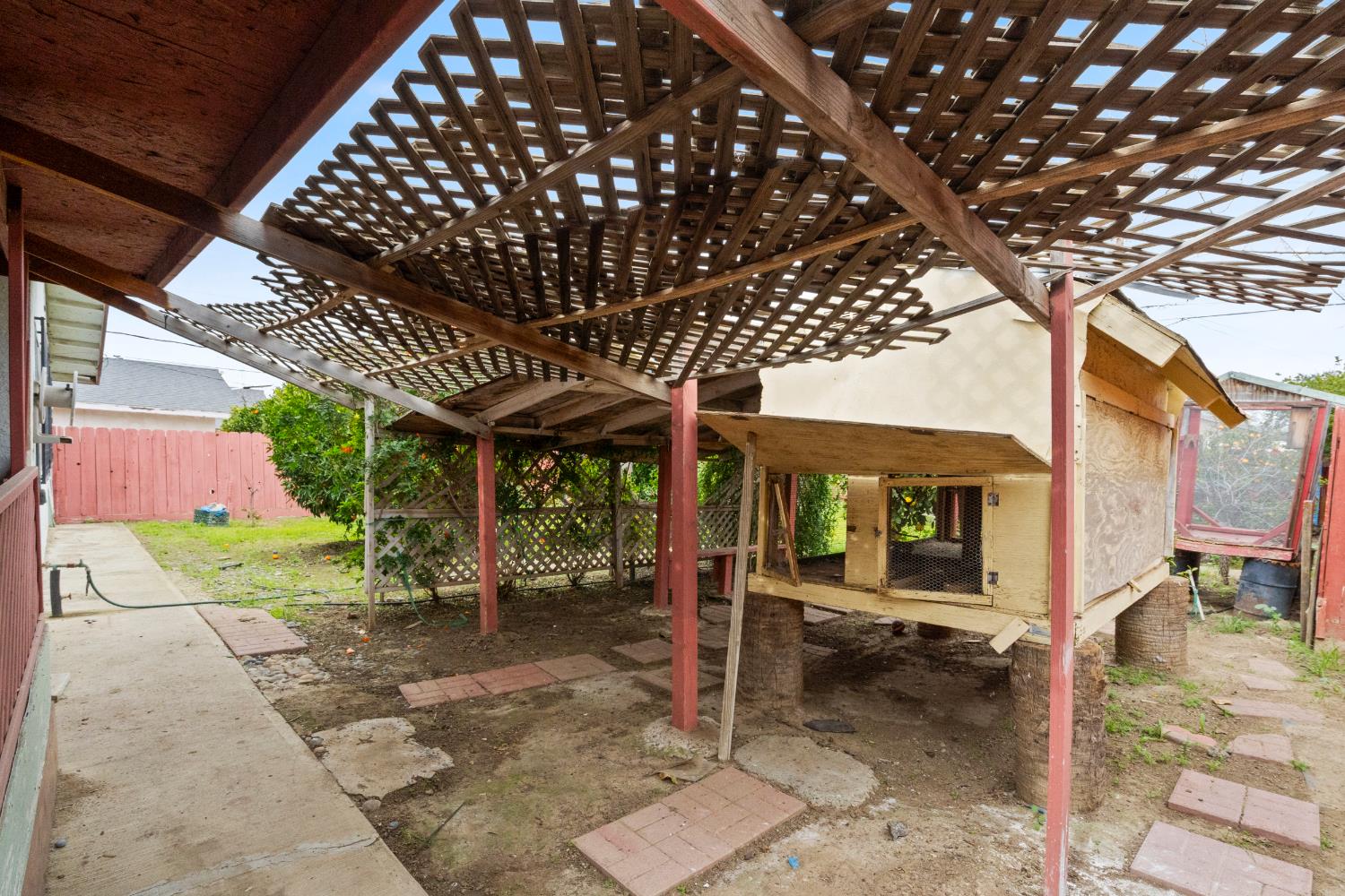 309 E Kern St, Avenal, CA 93204