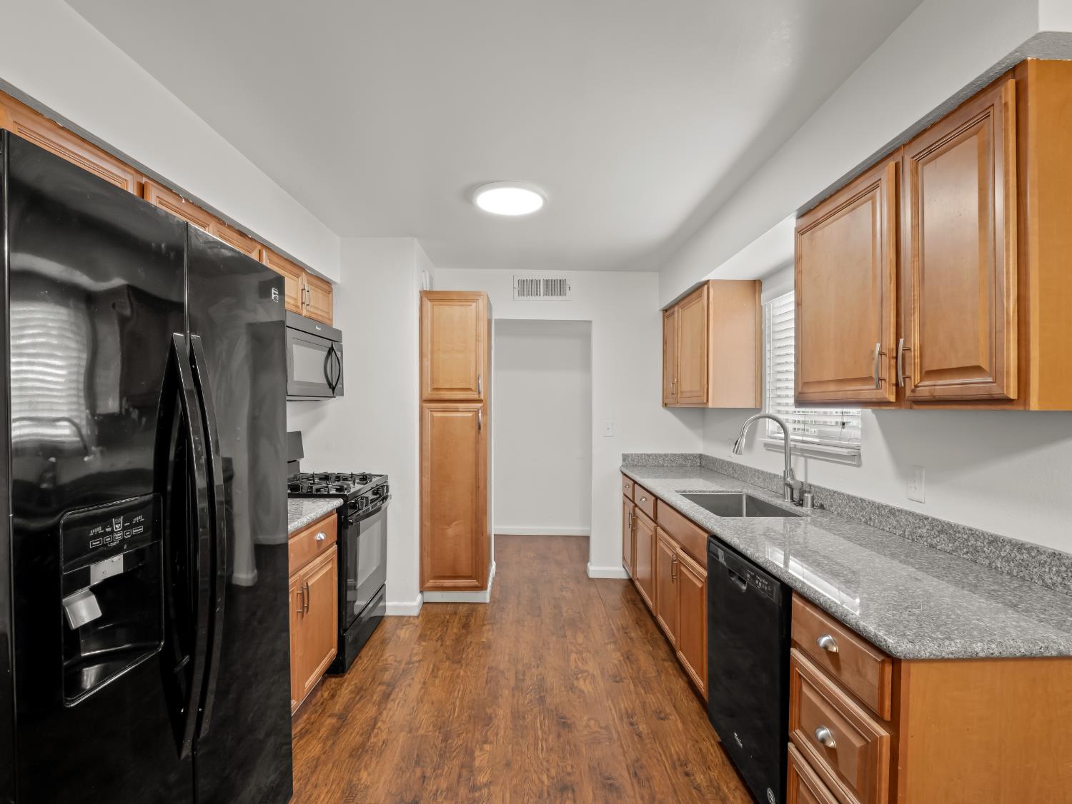 2337 S Maple Ave, Fresno, CA 93725