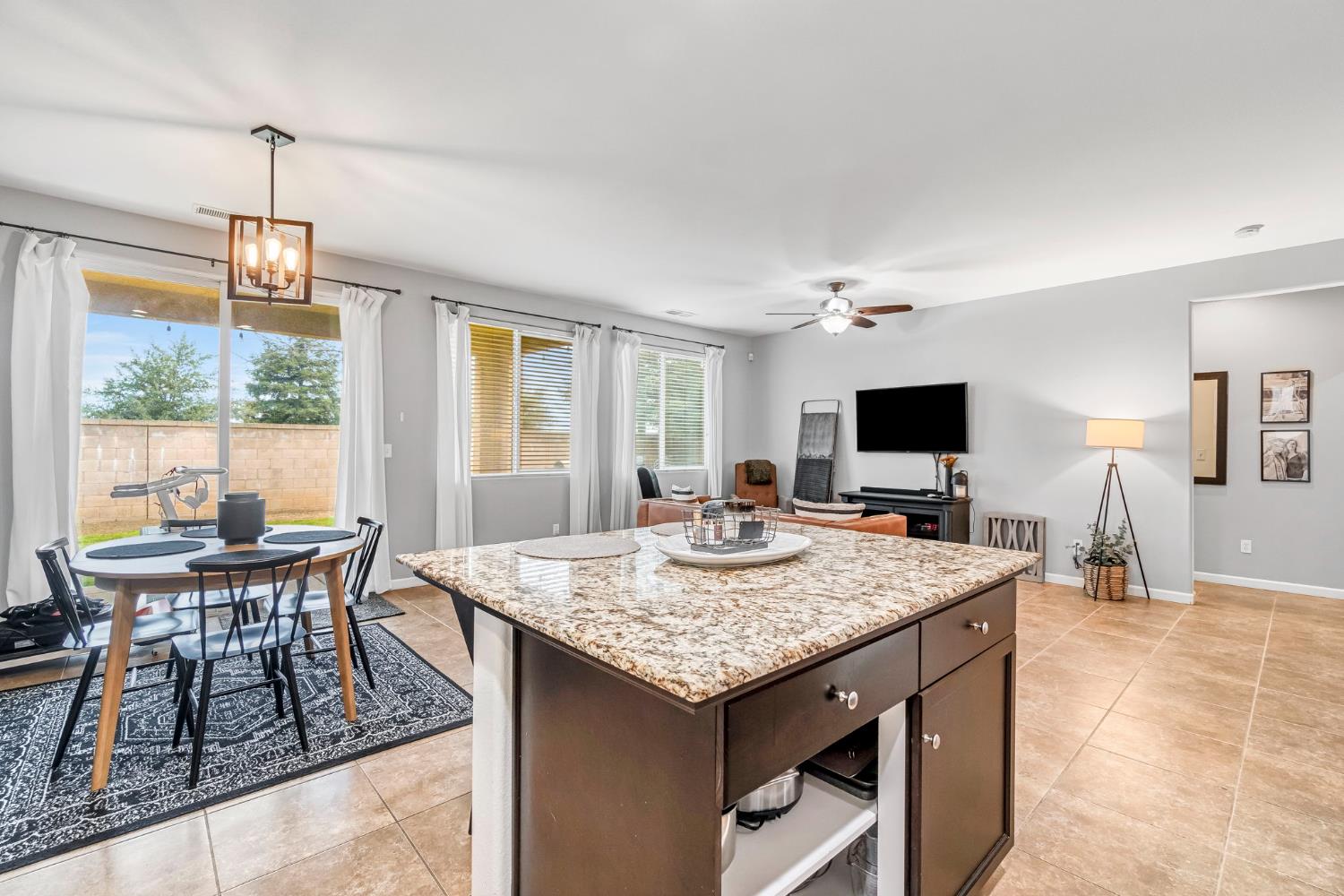 3940 Chessa Ln, Clovis, CA 93619