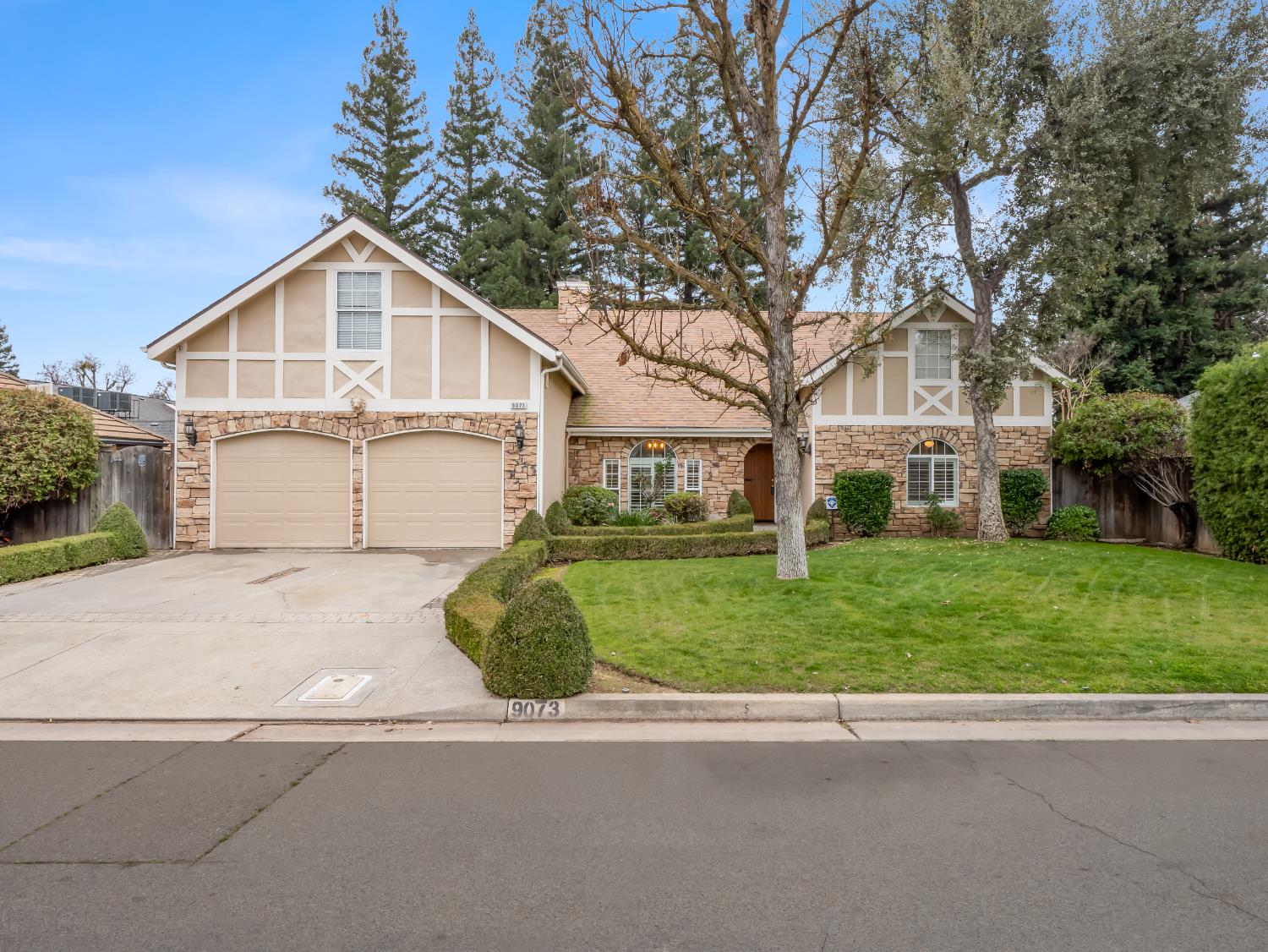 9073 N Whitehall Ln, Fresno, CA 93720