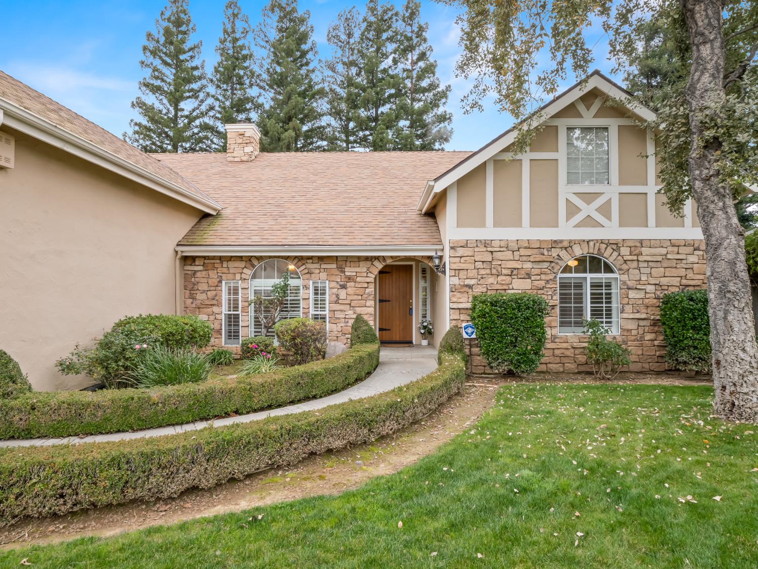 9073 N Whitehall Ln, Fresno, CA 93720