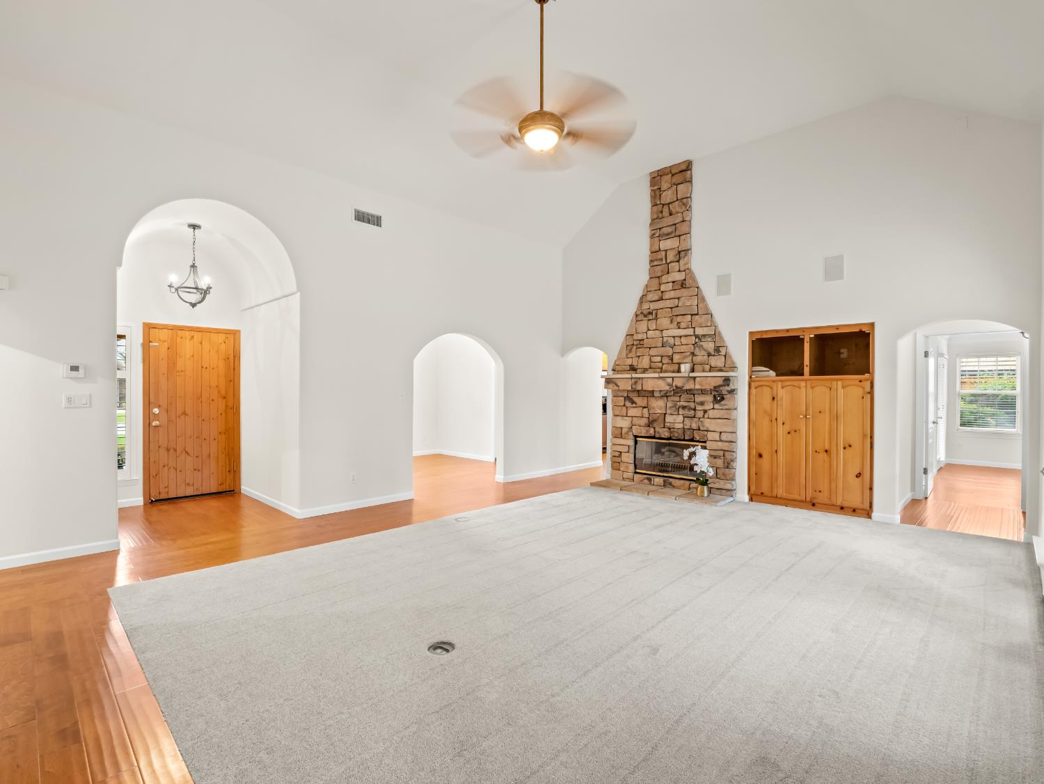 9073 N Whitehall Ln, Fresno, CA 93720