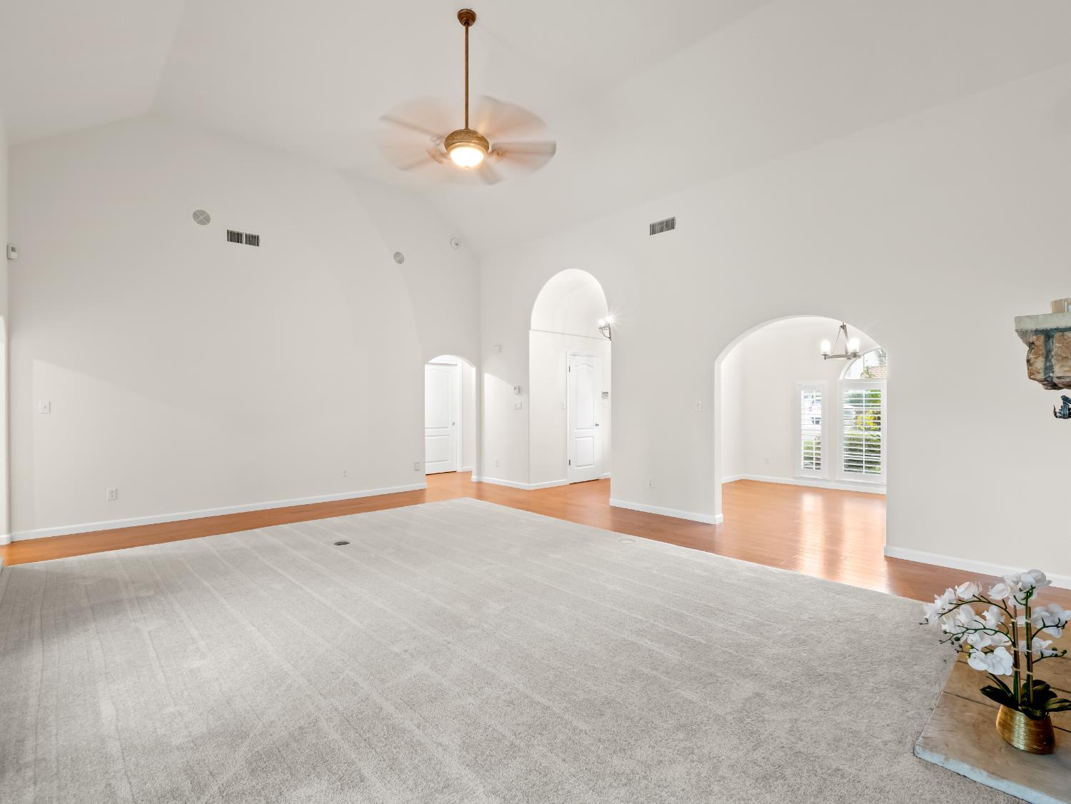 9073 N Whitehall Ln, Fresno, CA 93720