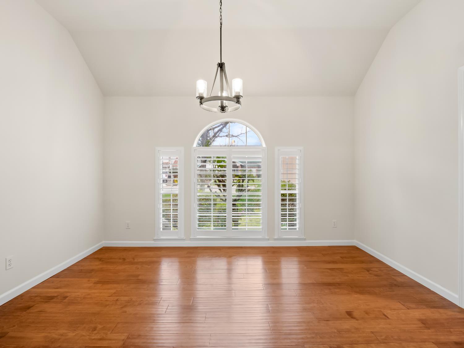 9073 N Whitehall Ln, Fresno, CA 93720