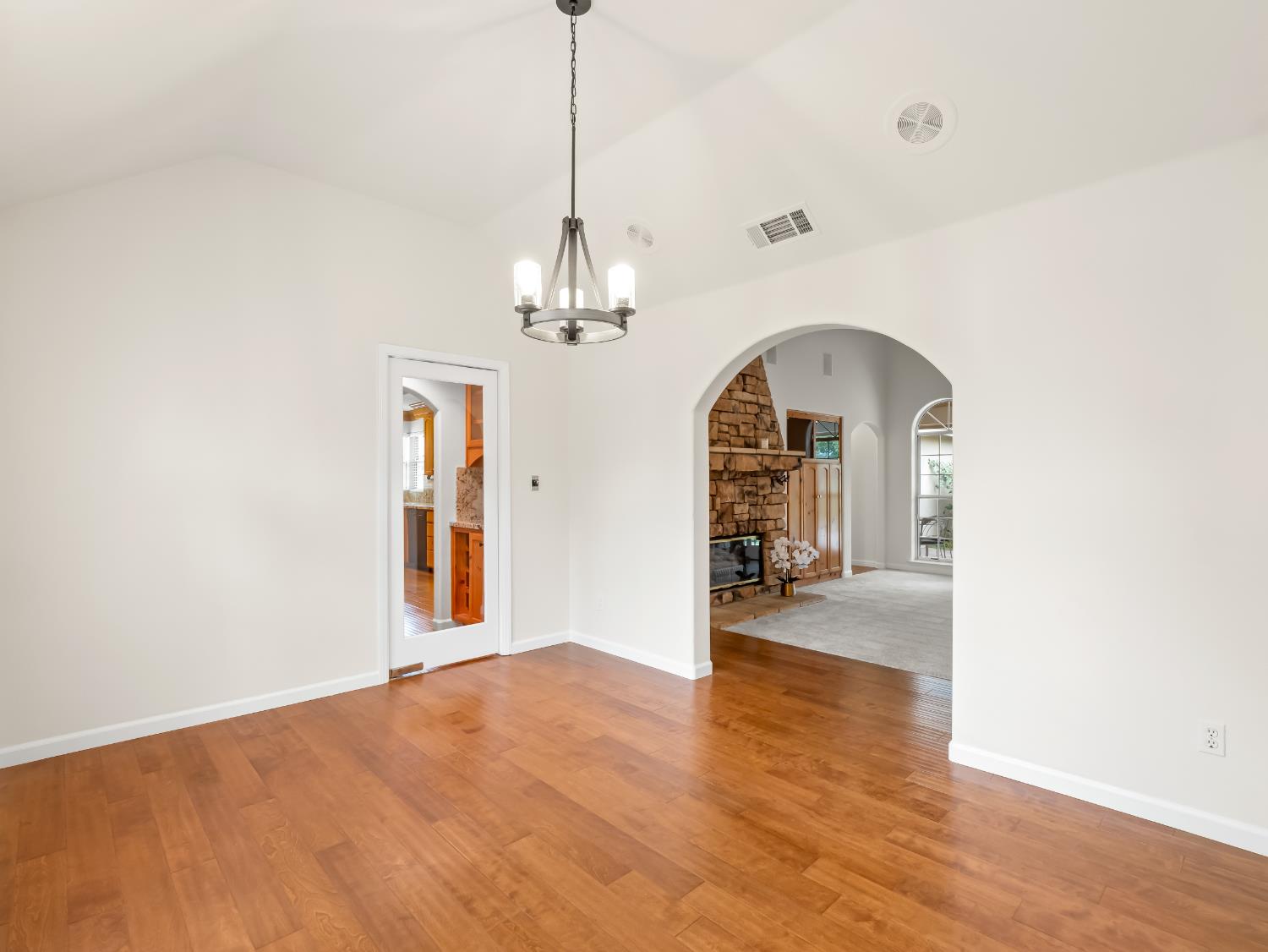 9073 N Whitehall Ln, Fresno, CA 93720