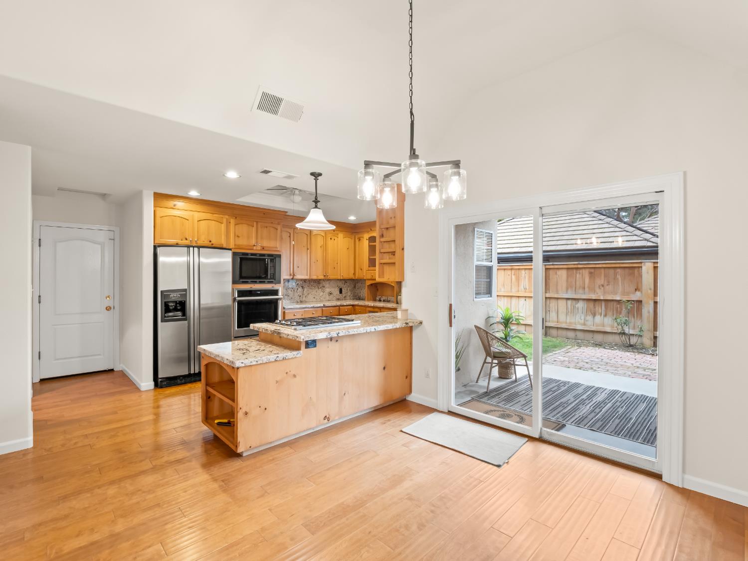 9073 N Whitehall Ln, Fresno, CA 93720