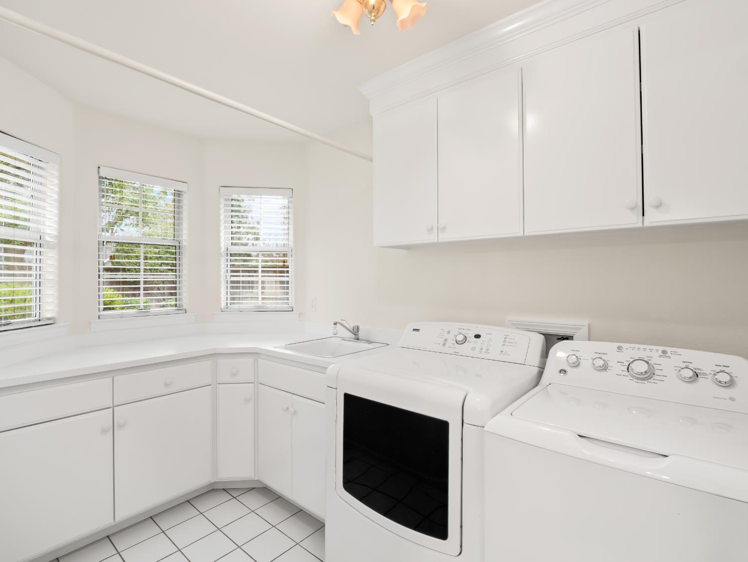 9073 N Whitehall Ln, Fresno, CA 93720