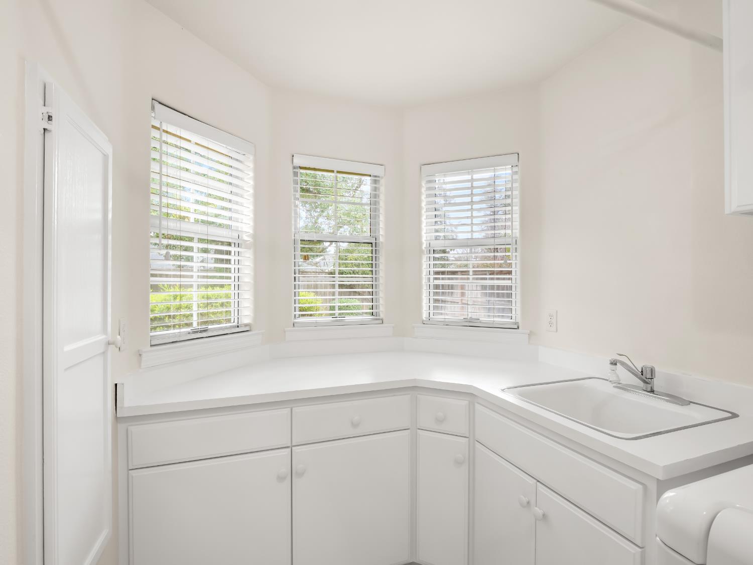 9073 N Whitehall Ln, Fresno, CA 93720