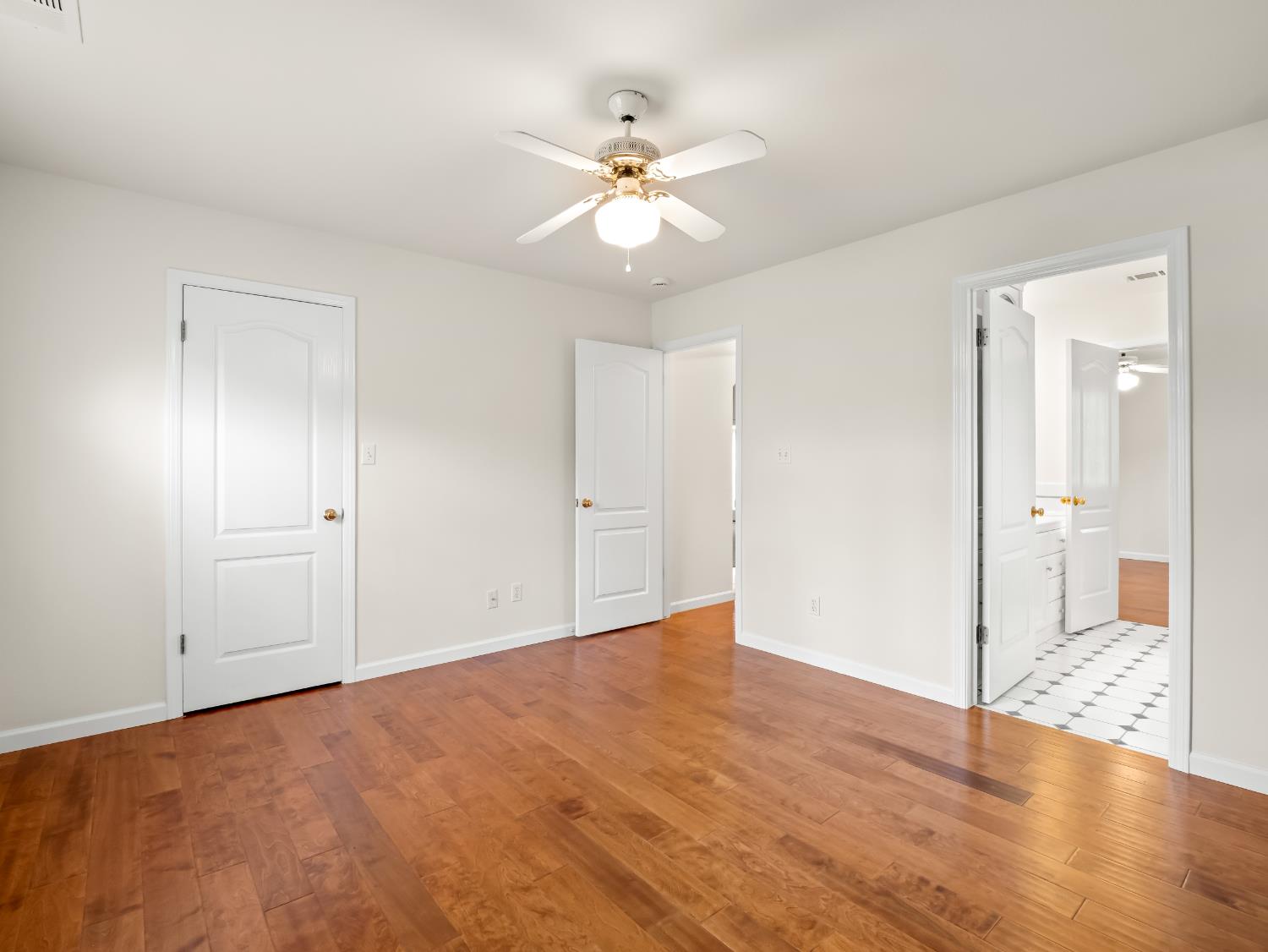 9073 N Whitehall Ln, Fresno, CA 93720