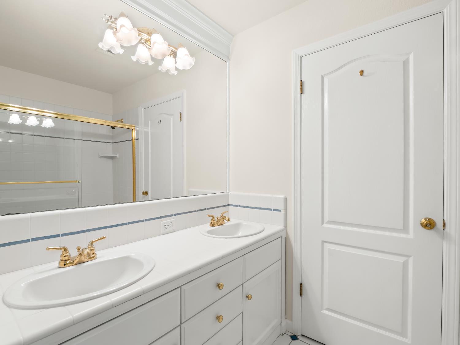 9073 N Whitehall Ln, Fresno, CA 93720