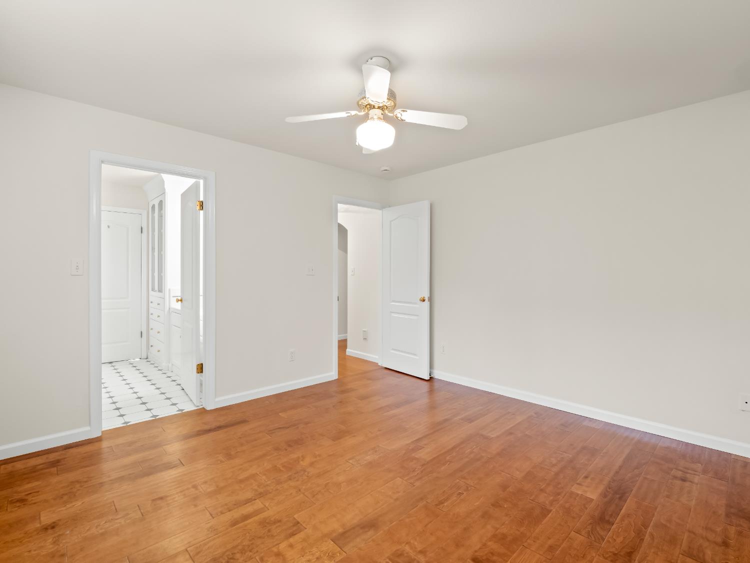 9073 N Whitehall Ln, Fresno, CA 93720