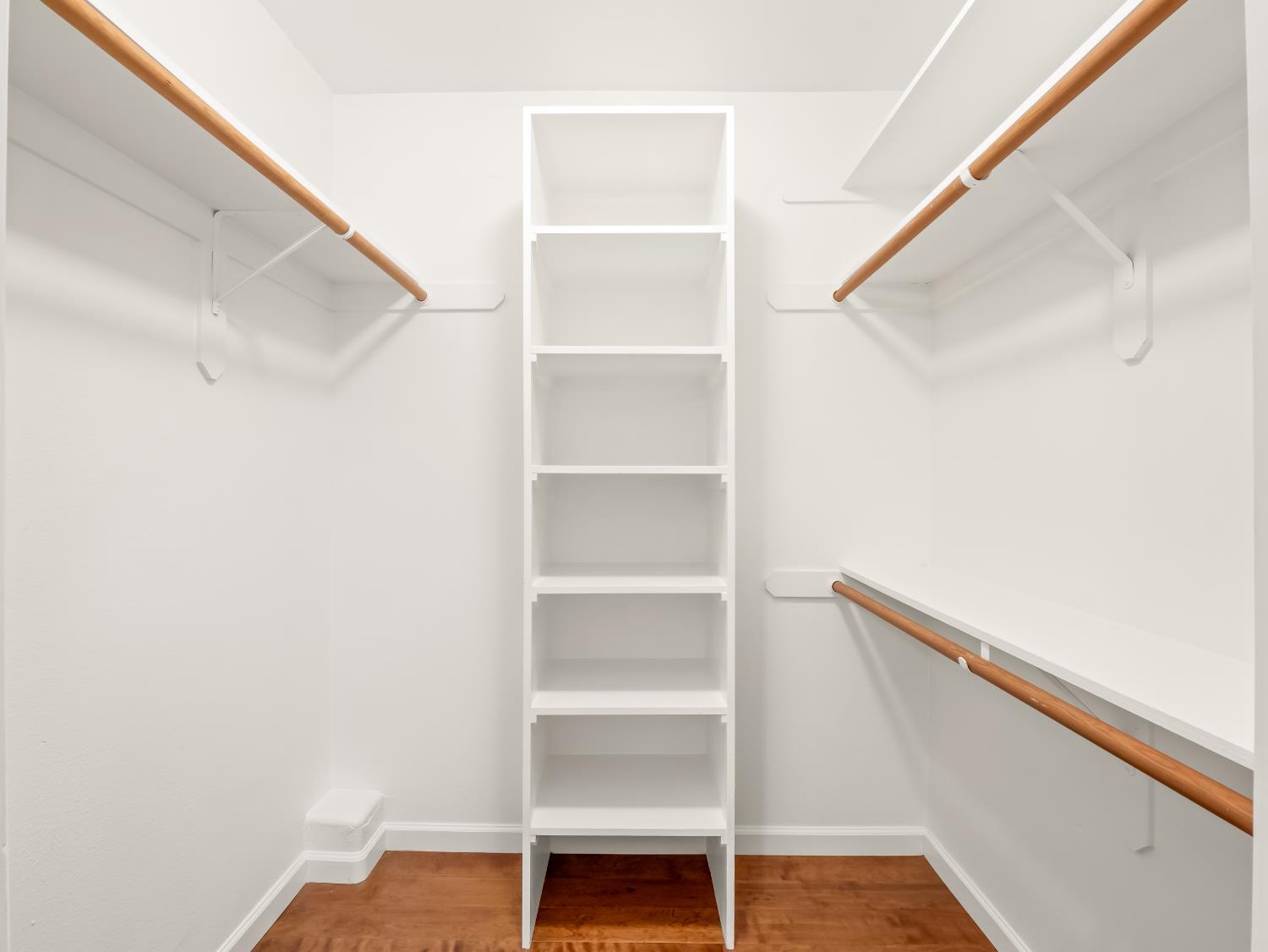 9073 N Whitehall Ln, Fresno, CA 93720