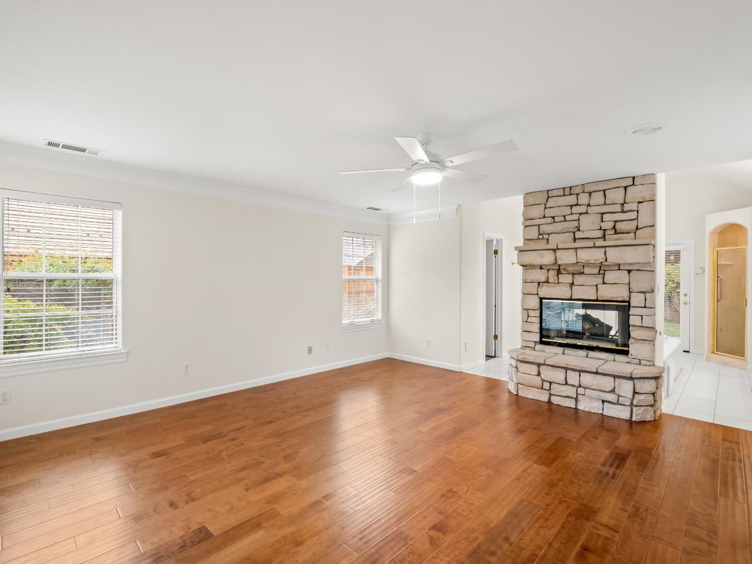 9073 N Whitehall Ln, Fresno, CA 93720