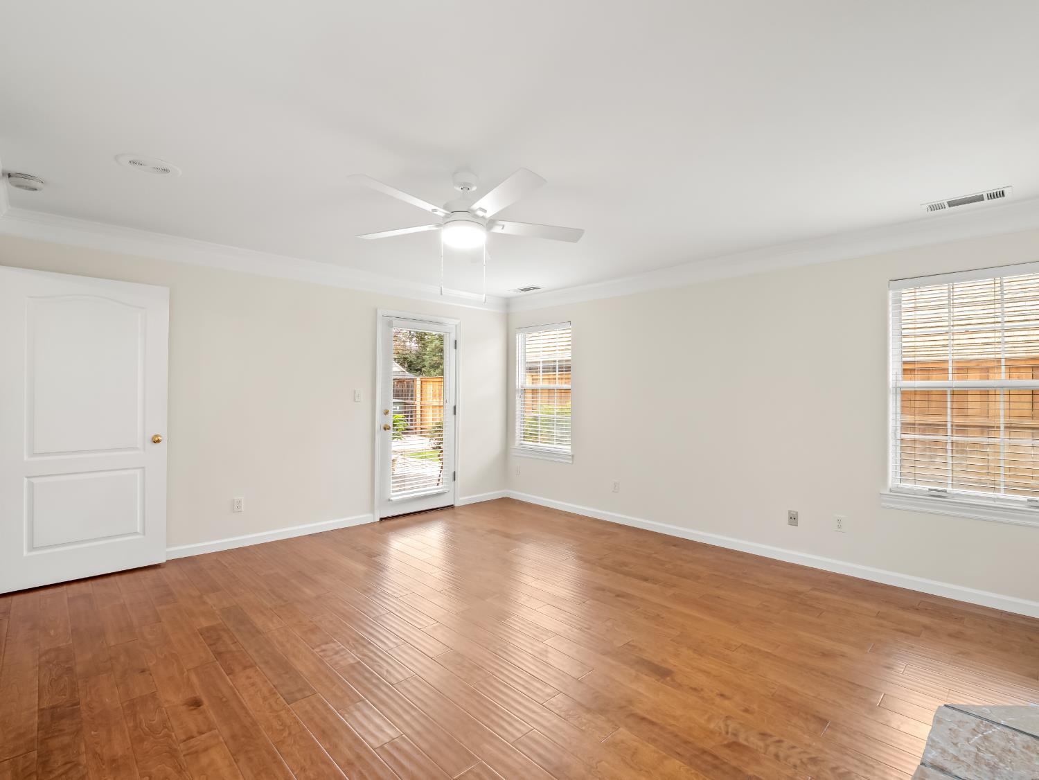 9073 N Whitehall Ln, Fresno, CA 93720