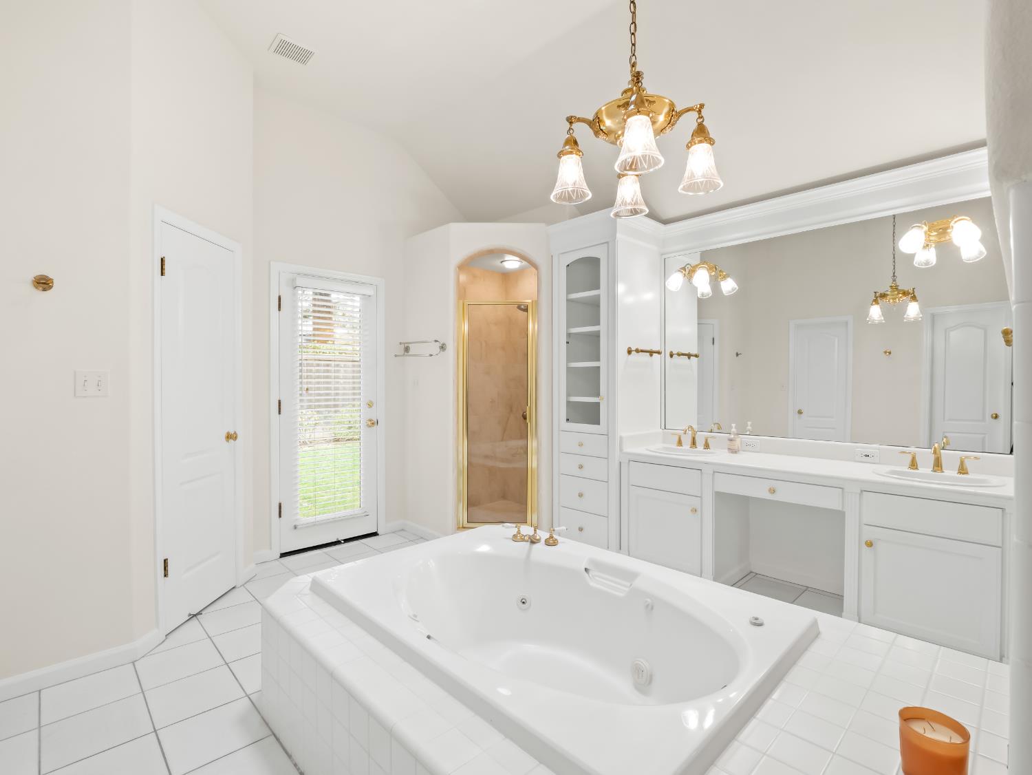 9073 N Whitehall Ln, Fresno, CA 93720