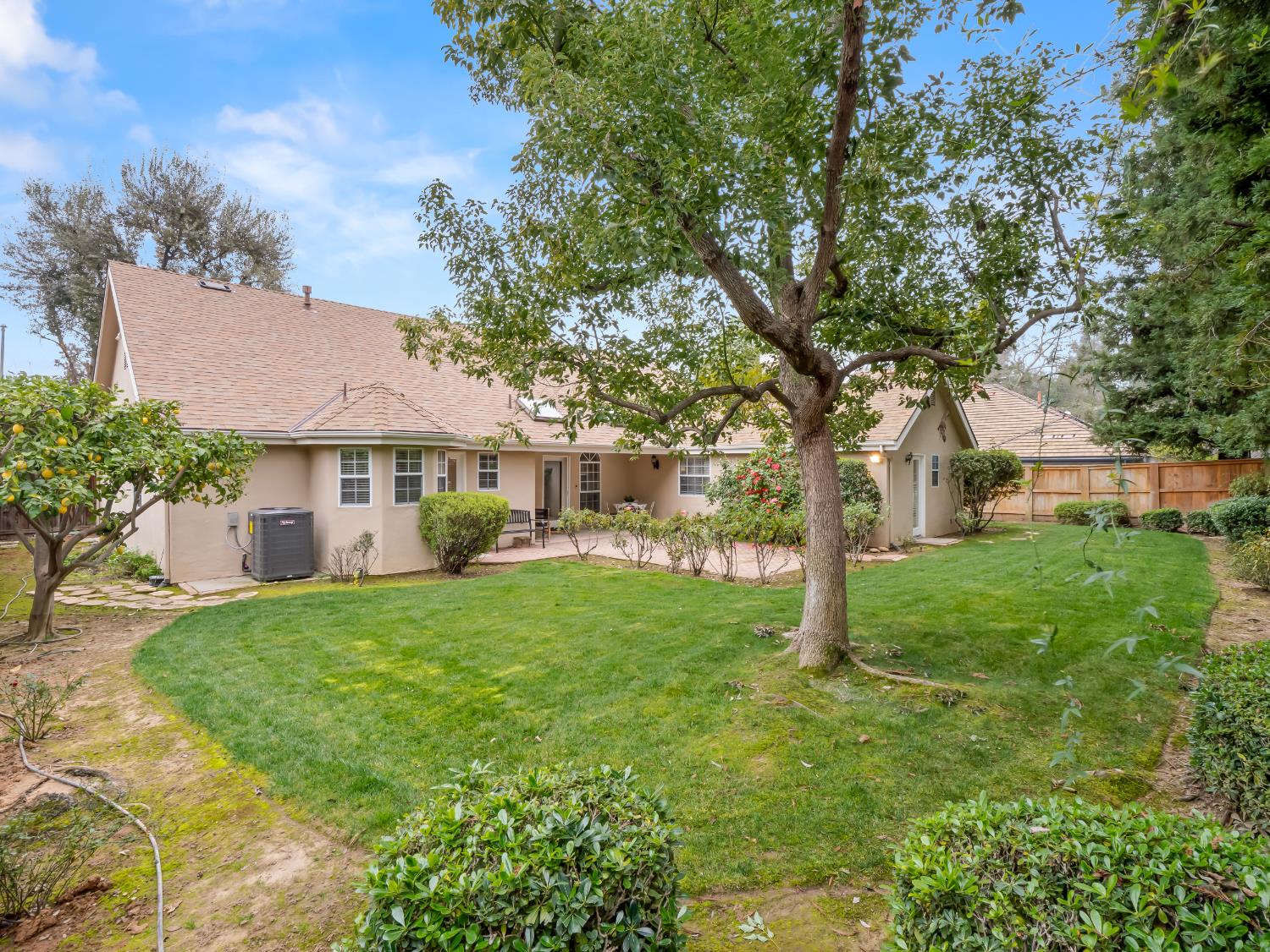 9073 N Whitehall Ln, Fresno, CA 93720