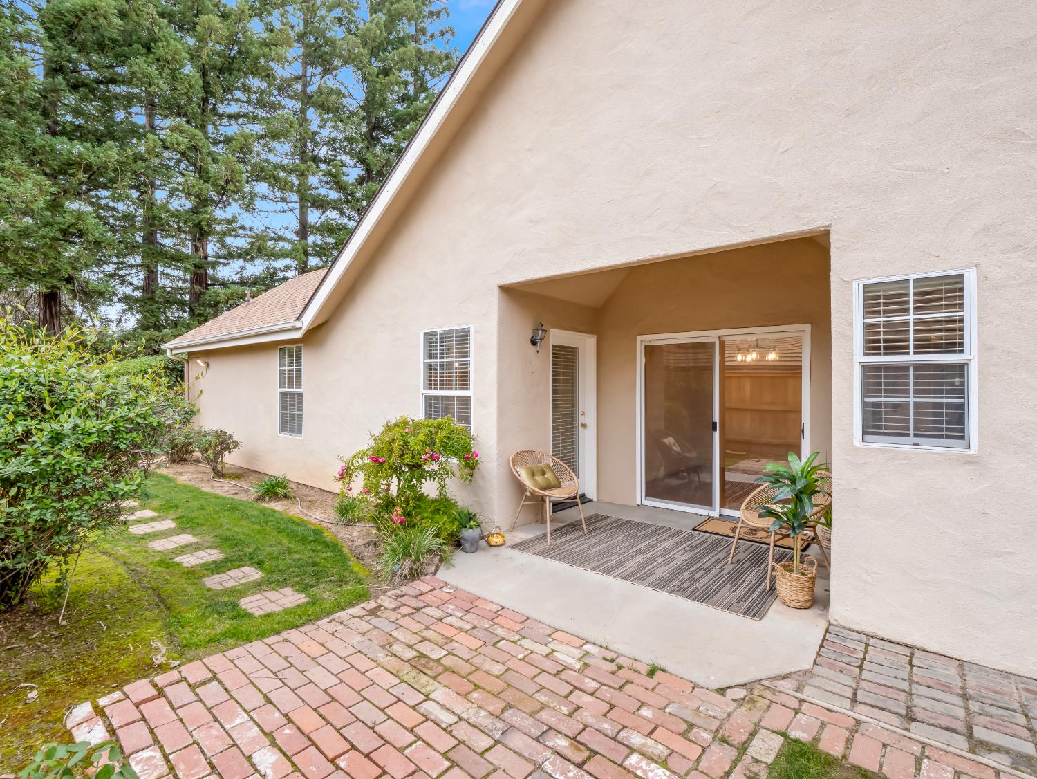 9073 N Whitehall Ln, Fresno, CA 93720