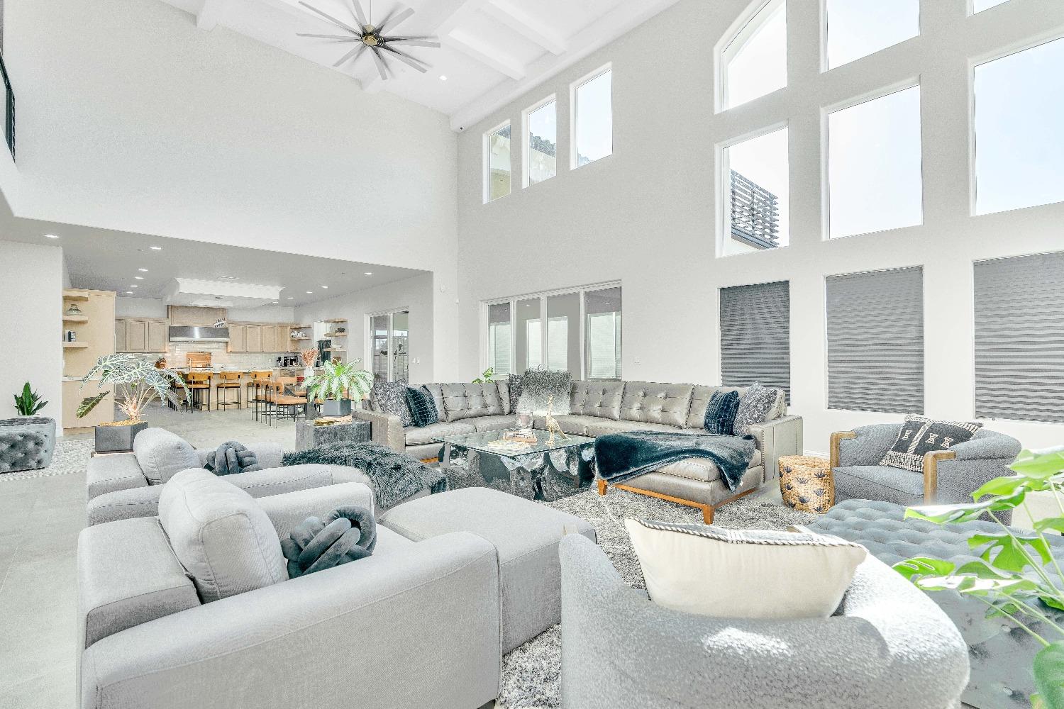 402 S Michelle Ave, Kerman, CA 93630