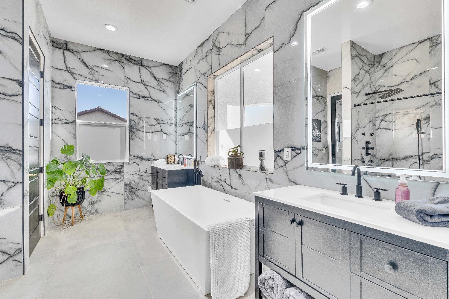 402 S Michelle Ave, Kerman, CA 93630
