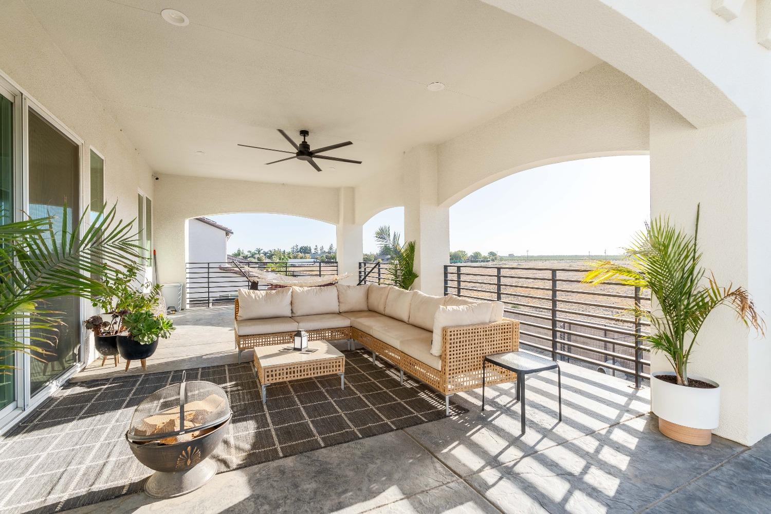402 S Michelle Ave, Kerman, CA 93630