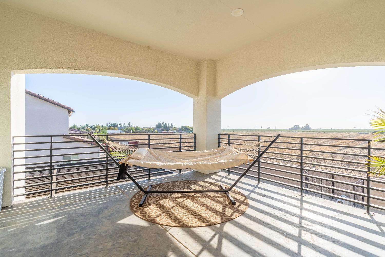 402 S Michelle Ave, Kerman, CA 93630