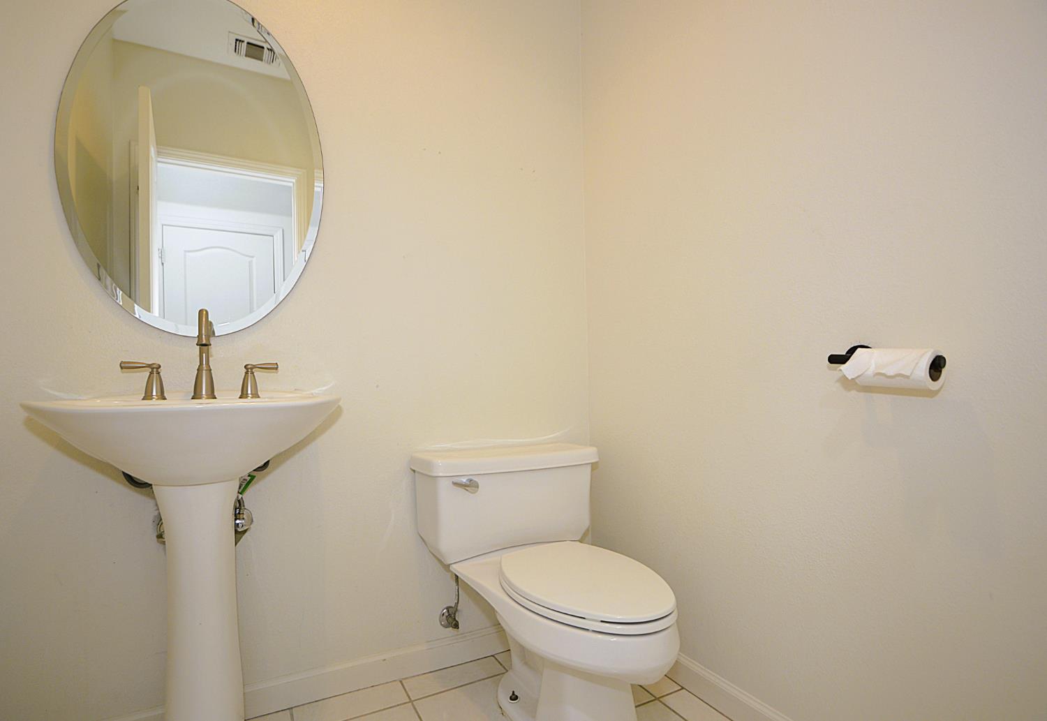 2549 E Jenny Ave, Fresno, CA 93720