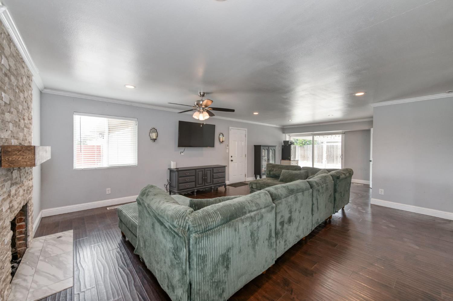 1175 N Frankwood Ave, Reedley, CA 93654