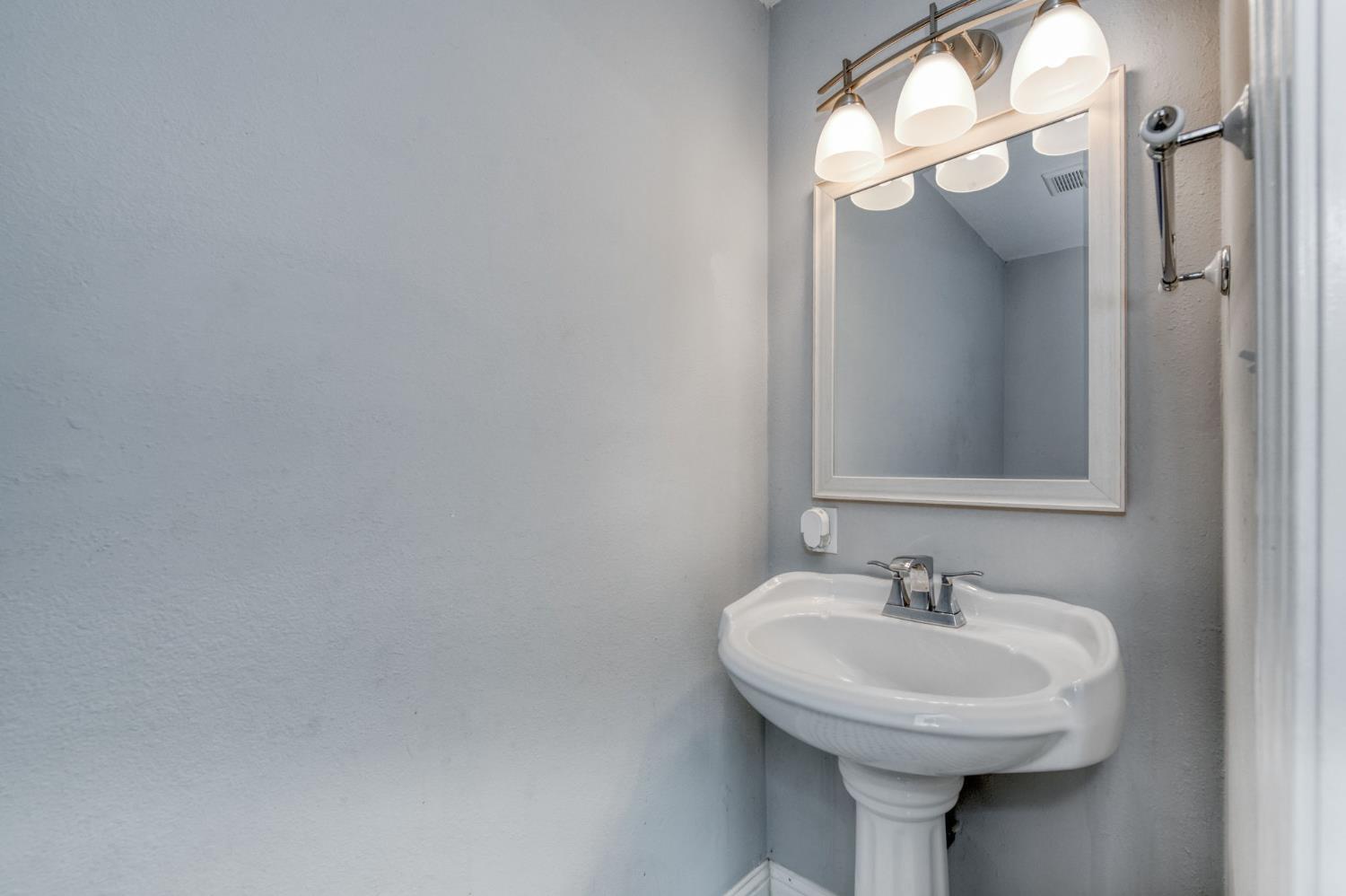 1175 N Frankwood Ave, Reedley, CA 93654