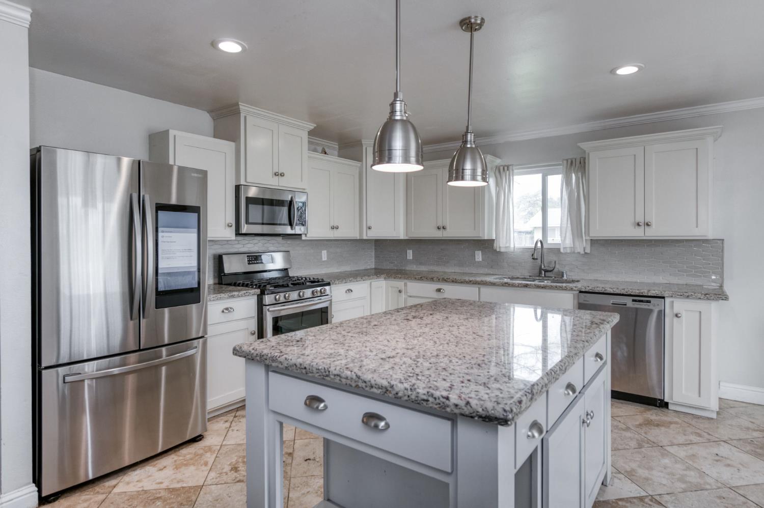 1175 N Frankwood Ave, Reedley, CA 93654